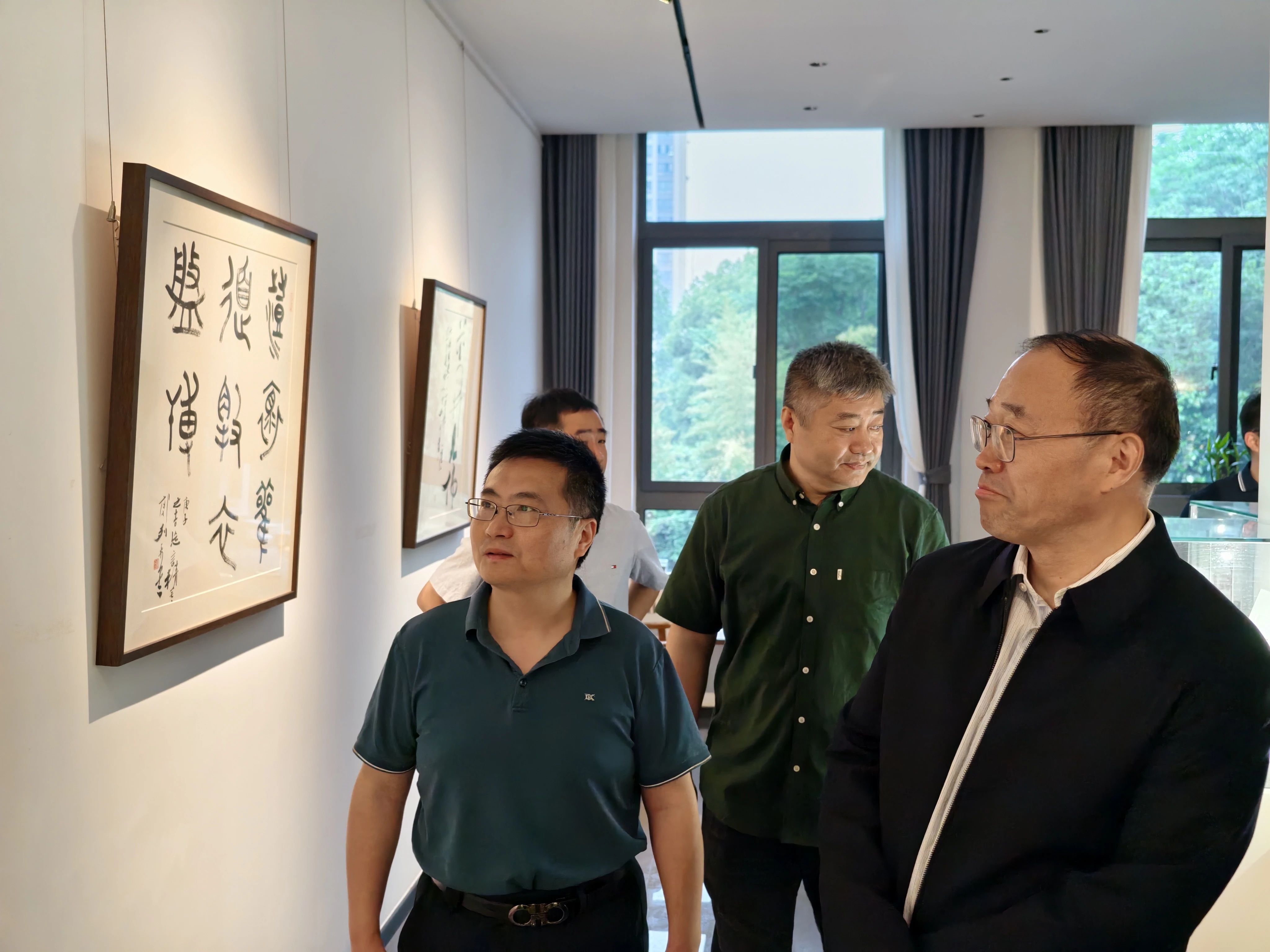省文旅廳領導參觀“春煦雅集 丹青共映——江蘇省文化藝術研究院在職書畫家作品展”
